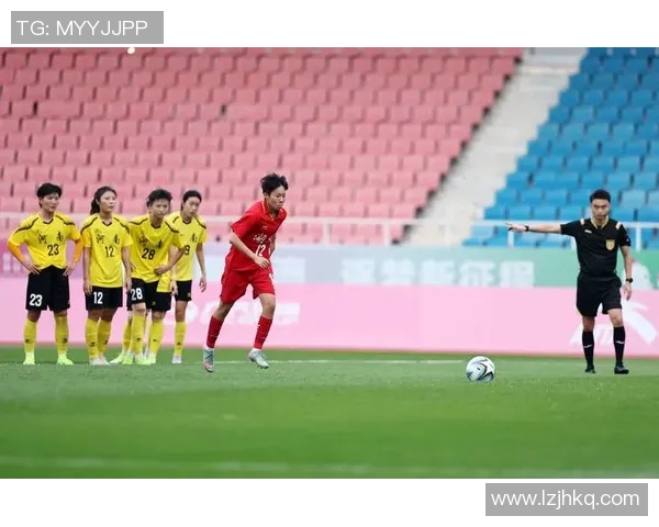 美女与足球明星同台献唱精彩视频引发热议和关注