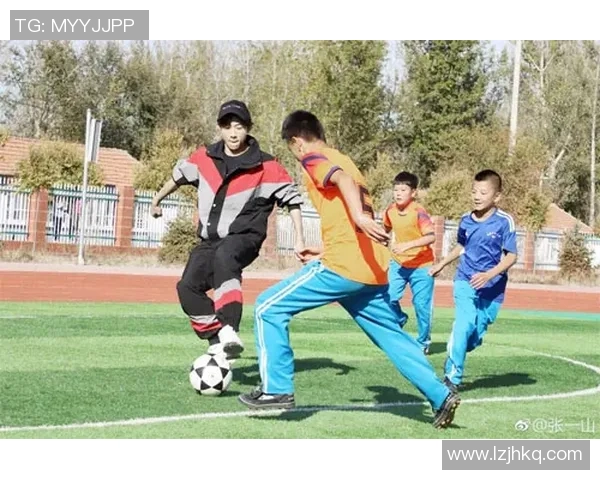 足球明星亲绘幼儿园梦想画卷点亮孩子们的足球梦与童年乐趣