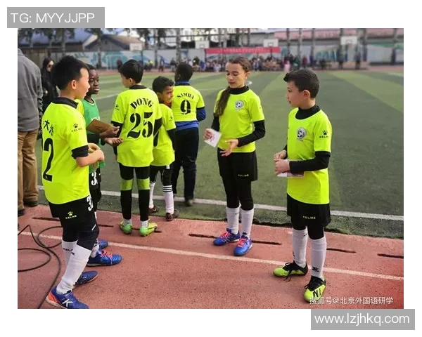 香港足球明星莅临西安传授技艺助力本地足球发展活动盛况空前